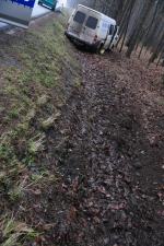 Bus uderzył w drzewo, dwie osoby ranne