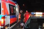 Zasnął za kierownicą i uderzył w drzewo