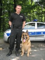 Policyjne psy i ich przewodnicy na zawodach