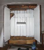 Krzaki konopii hodowane w szafie