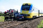 W Komprachcicach samochód wjechał pod szynobus