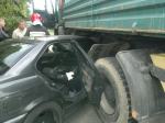 W Chmielowicach bmw wbiło się pod ciężarówkę