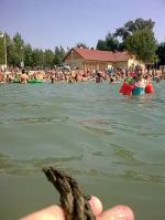 Wystające druty na kąpielisku Bolko