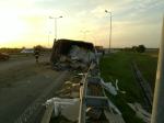Na autostradzie przewróciła się ciężarówka
