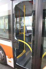 Chuligani obrzucili autobus kamieniami
