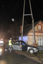 Pijany kierowca wjechał w słup, mieszkańcy ul. Grudzickiej bez prądu