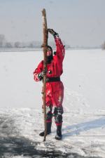 Gdy załamie się lód. Zobacz, jak pomóc