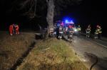 Tragiczny wypadek pod Opolem. Volkswagen golf wbił się w drzewo.