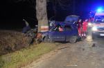 Tragiczny wypadek pod Opolem. Volkswagen golf wbił się w drzewo.