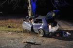Tragiczny wypadek pod Opolem. Volkswagen golf wbił się w drzewo.