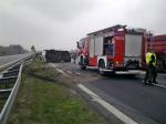 Bus z przyczepką przewrócił się na autostradzie