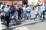 Policjanci rozdzielali agresywnych kibiców