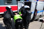 Policjanci rozdzielali agresywnych kibiców