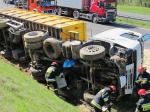 Przewrócona ciężarówka utrudniała ruch na autostradzie