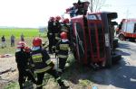Przewróciła się ciężarówka, kierowca był zakleszczony w kabinie