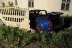 Kabriolet wpadł na posesję