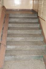 Zniszczone schody w bloku, upadek i długa rehabilitacja