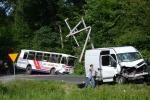 Autobus wiozący dzieci uderzył w słup