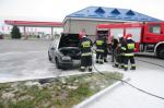 Pożar samochodu na stacji benzynowej