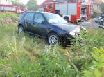 Volkswagen uderzył w drzewo i przewrócił się na bok