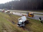 Kierowca samochodu dostawczego rozbił auto na autostradzie