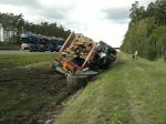 Ciężarówka z drewnem przewróciła się na autostradzie