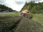 Ciężarówka z drewnem przewróciła się na autostradzie