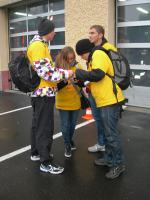 Ekonomiczne gry uliczne w deszczu i śniegu