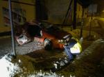 Pijany kierowca roztrzaskał auto o latarnię. Pasażer walczy o życie