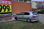 Roztrzaskał samochód o ścianę budynku i uciekł
