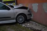 Roztrzaskał samochód o ścianę budynku i uciekł