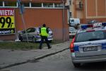 Roztrzaskał samochód o ścianę budynku i uciekł