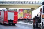 Ciężarówka wbiła się w wiadukt na autostradzie