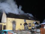 10 zastępów strażaków gasiło pożar domu jednorodzinnego