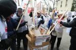 Związkowcy "Solidarności" krzyczeli, gwizdali i spalili kosz z umowami śmieciowymi