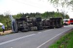 Przewrócona ciężarówka utrudnia ruch na trasie Brzeg-Namysłów