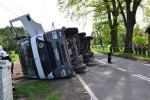 Przewrócona ciężarówka utrudnia ruch na trasie Brzeg-Namysłów