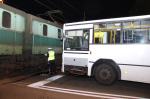 Miejski autobus zderzył się z pociągiem na niestrzeżonym przejeździe
