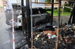 9 aut zniszczonych po pożarze wiaty ze śmietnikami. Prawdopodobnie ktoś ją podpalił.
