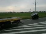 Wypadek na drodze krajowej nr 45. Citroen wylądował w rowie.