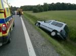 Wypadek na drodze krajowej nr 45. Citroen wylądował w rowie.