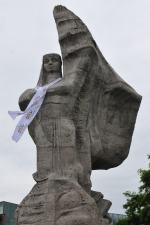 Rzeźby z krawatami i balon nad miastem. Opole tętni festiwalem.