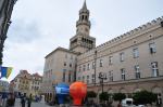 Rzeźby z krawatami i balon nad miastem. Opole tętni festiwalem.
