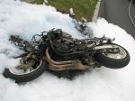 Motocykl zapalił się po zderzeniu z samochodem