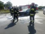 Pożar samochodu na parkingu hipermarketu