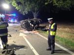 Groźny wypadek pod Strzelcami Opolskimi. 22-latek rozbił auto na drzewie.