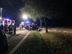 Groźny wypadek pod Strzelcami Opolskimi. 22-latek rozbił auto na drzewie.
