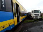 Ciężarówka wjechała pod szynobus na przejeździe kolejowym
