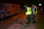 W Skarbiszowie rowerzysta wjechał pod autobus