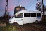 Kierowca busa wjechał wprost pod pociąg towarowy